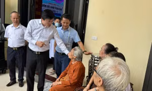 Lãnh đạo Sở Y tế Hà Nội kiểm tra ngày đầu khám sàng lọc miễn phí cho người dân 