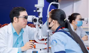 Chăm sóc mắt cho 1.200 học sinh trung học cơ sở