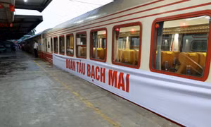 Khai trương ‘đoàn tàu Bạch Mai’ đưa đón nhân viên y tế tại cơ sở ở Ninh Bình