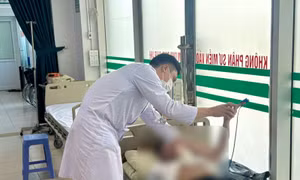 Đi giao hàng giữa trưa nắng, shipper bị say nắng, ngã, chấn thương nặng