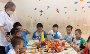 Người bà 80 tuổi vẫn ngày ngày nhen lên hy vọng cho trẻ khuyết tật Thủ đô