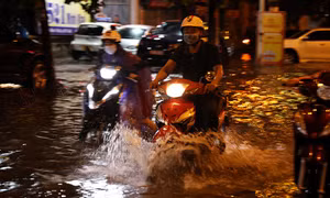 Người dân Hà Nội loay hoay tìm đường về nhà vì nhiều tuyến phố thành sông sau trận mưa lớn 