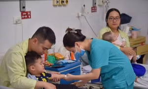 Nhiều trẻ nhỏ nhập viện do nhiễm virus hợp bào hô hấp, diễn biến nặng