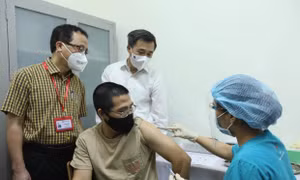 Các tình nguyện viên đầu tiên được tiêm thử nghiệm vaccine ARCT-154 tại Đại học Y Hà Nội 