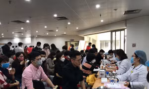 Người dân xếp hàng ‘giải cứu’ tình trạng khan hiếm máu