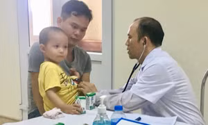 Người đi tìm niềm vui cho các y, bác sĩ
