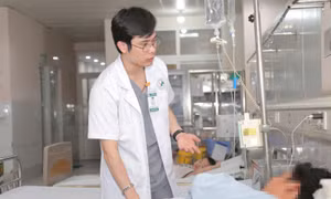 Làm việc trong nhà xưởng nóng ngột ngạt, nam thanh niên bị suy thận cấp nguy kịch