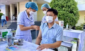Thống nhất chuyển COVID-19 từ bệnh truyền nhiễm nhóm A sang nhóm B