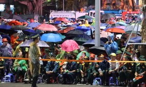 Người dân đội mưa ngồi chờ xem Lễ Tổng duyệt: 'Mưa rơi ướt áo ướt quần- Làm sao ướt được tinh thần Việt Nam'