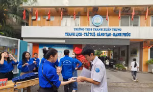 Kỳ thi vào lớp 10 THPT: Dự báo trời nắng nóng, các thí sinh đến điểm thi từ sớm