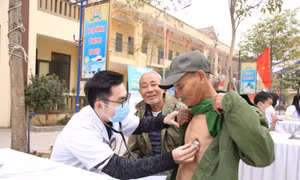Thầy thuốc trẻ xung kích, làm theo lời Bác