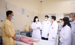 Bộ trưởng Bộ Y tế thăm, tặng quà bệnh nhi ung thư nhân dịp 1/6