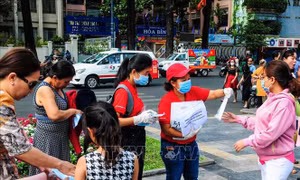 Ấm lòng nhiều địa chỉ phát khẩu trang miễn phí tại TP Hồ Chí Minh