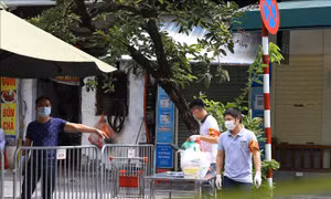 Người dân tiếp tế cho người thân trong khu vực phong tỏa BV Việt Đức 