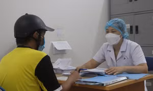 Vượt qua khó khăn do dịch COVID-19, đảm bảo điều trị cho người nhiễm HIV