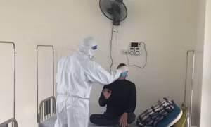Trạm y tế lưu động thu dung F0 Hà Nội: Bệnh nhân triệu chứng nhẹ, nhưng công việc của cán bộ y tế 'nặng'