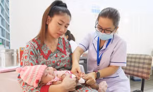 Giải 'cơn khát' vaccine cho trẻ em