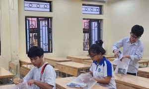 Các thí sinh trước giờ thi môn Toán, vẫn có em vội vàng đến sát giờ