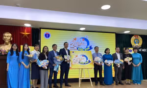 Cha mẹ học cách dành thời gian chất lượng cho trẻ với '24 giờ bên con'