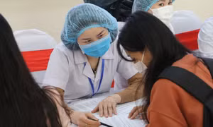 Người tình nguyện bắt đầu đến đăng ký tiêm thử nghiệm vắc xin phòng COVID-19