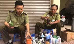 Lấy mẫu kiểm tra chất lượng các loại mỹ phẩm chống nắng