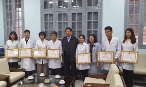 Bộ Y tế khen thưởng thành tích nuôi cấy thành công virus Corona 
