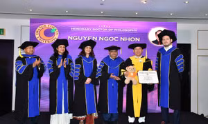 Bác sĩ Nguyễn Ngọc Nhơn nhận bằng Tiến sĩ Danh dự của Trường Đại học Quận Cam