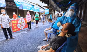 Xét nghiệm cho nhóm người nguy cơ cao tại khu vực chợ Đồng Xuân