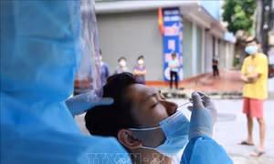 Hà Nội xét nghiệm COVID-19 cho toàn bộ người dân phường Giáp Bát