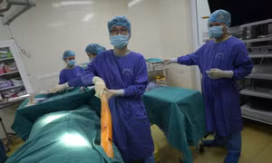 Bệnh viện Đại học Y Hà Nội huy động 6 chuyên khoa hội chẩn cứu chữa nạn nhân vụ cháy chung cư mini