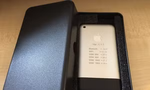 Cận cảnh chiếc iPhone đời đầu có giá gần 600 triệu đồng trên eBay