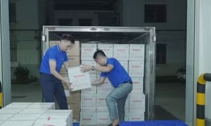 Gần 2 tấn thuốc chữa bệnh đưa tới tay người dân vùng lũ