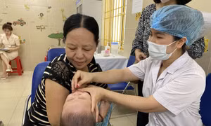 Nắng nóng, người dân vẫn nườm nượp đưa trẻ đi uống Vitamin A