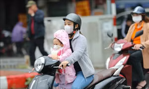Vì sao trước khi ra ngoài trời lạnh không nên uống nước nóng?