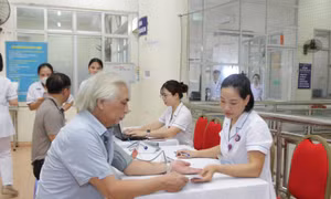 Bệnh viện phối hợp với cơ sở, khám sàng lọc cho người dân, theo tinh thần NQ72