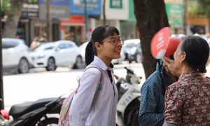 Thí sinh phấn khởi hoàn thành bài thi tổ hợp khoa học tự nhiên