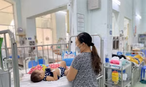 Trẻ dưới 5 tuổi mắc COVID-19 cần được theo dõi như thế nào?