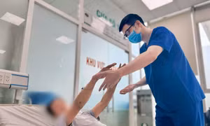 Làm việc liên tục ngoài trời nắng nóng, nam thợ xây bị sốc nhiệt, nguy kịch