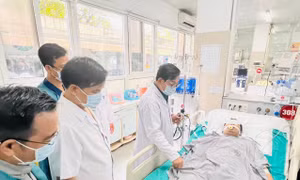 Tập trung cứu chữa các nạn nhân trong vụ cháy chung cư mini tại Khương Hạ