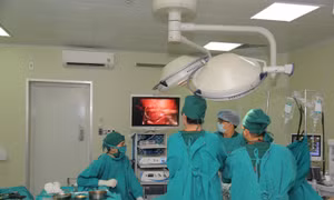  Hai bệnh nhân cao tuổi bị phổi đông đặc sau một thời gian mắc COVID-19 