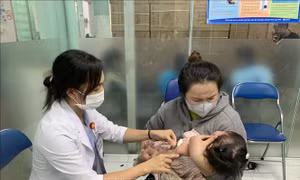 Khẩn trương đẩy nhanh chiến dịch tiêm vaccine sởi mới có thể ngăn chặn dịch
