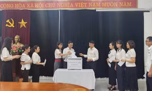 Người Hà Nội tưởng niệm các nạn nhân trong vụ cháy chung cư mini