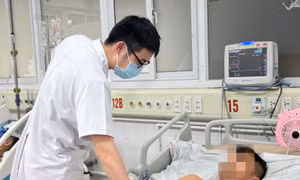 Người đàn ông mắc uốn ván sau khi bị thương ở chân trong mưa lũ