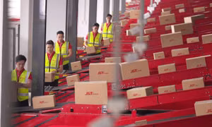 Người trẻ chọn gửi đồ trước để giảm tải hành lý khi nghỉ lễ dài ngày 