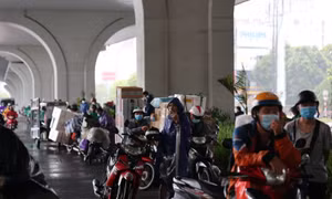 Hà Nội mưa trắng trời, gầm cầu vượt thành nơi trú tạm