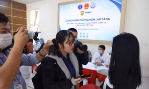 Khi phóng viên y tế dấn thân, thử nghiệm ‘vaccine nội’
