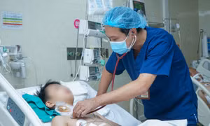 Cứu sống cháu bé bị xe ba gác chở xi măng chèn qua người
