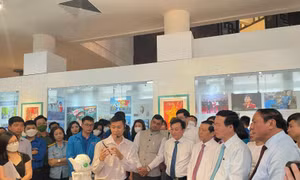 Khai mạc triển lãm 'Những tấm gương bình dị mà cao quý' và 'Tuổi trẻ - Mùa xuân đất nước'