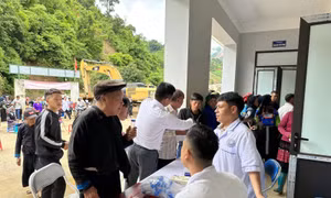Khám sức khỏe, sàng lọc bệnh lao cho bà con vùng cao sau lũ 