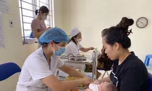 Nỗ lực đảm bảo vaccine phòng bệnh cho trẻ trong năm tới